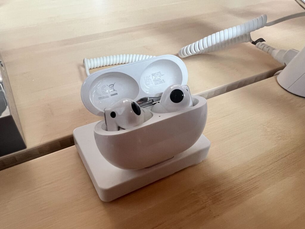 Les freebuds pro 2 s'ouvrent avec les écouteurs qui ressortent