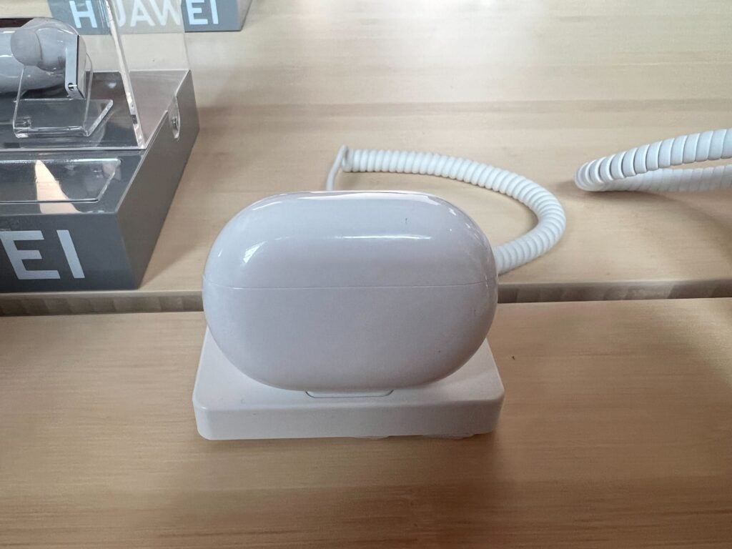 Le boîtier de charge en blanc pour les freebuds pro 2 lors d'un événement presse