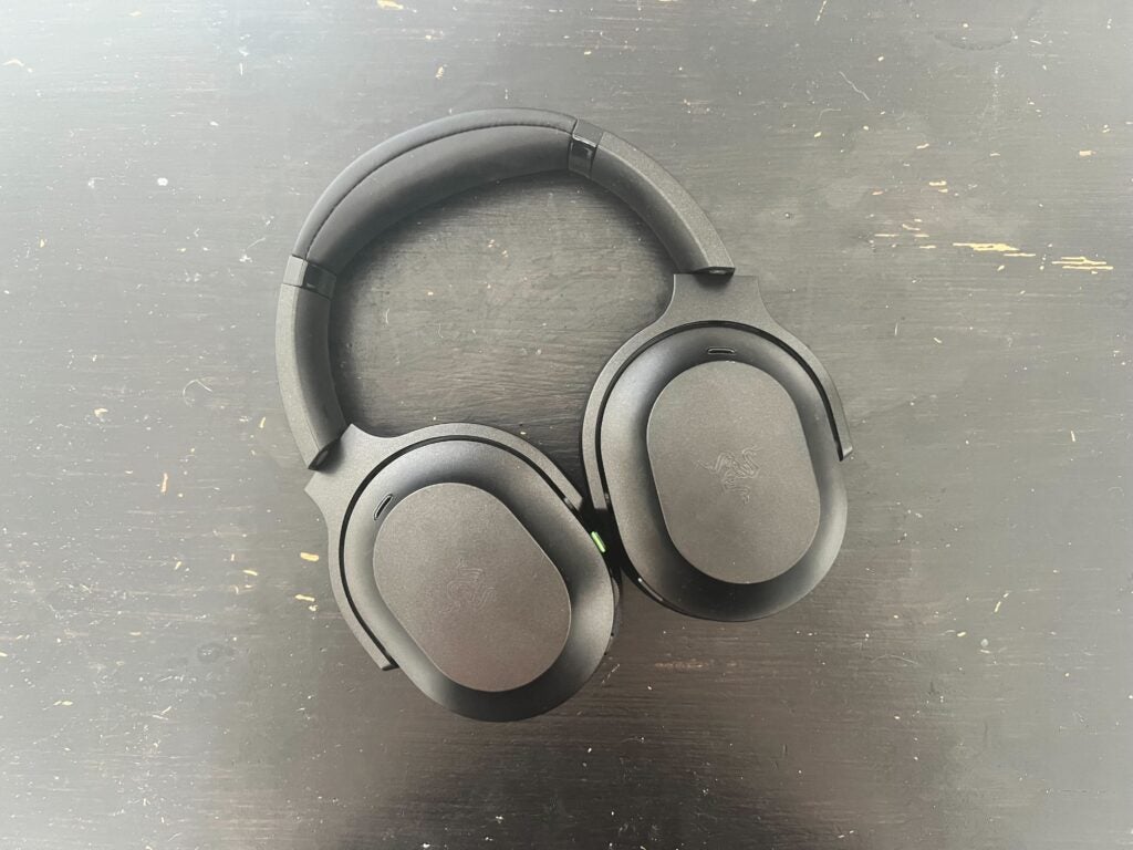 Le Razer Barracuda Pro posé à plat sur une table
