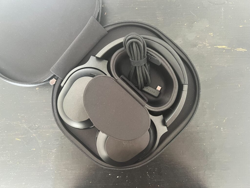 Le boîtier Razer Barracuada Pro avec fils