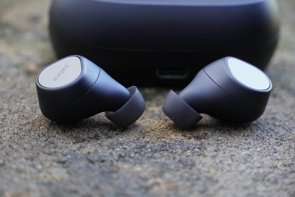 Écouteurs Jabra Elite 7 Pro devant le boîtier