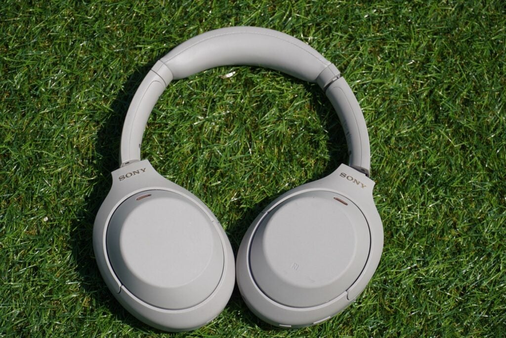 Sony WH-1000XM4 sur l'herbe