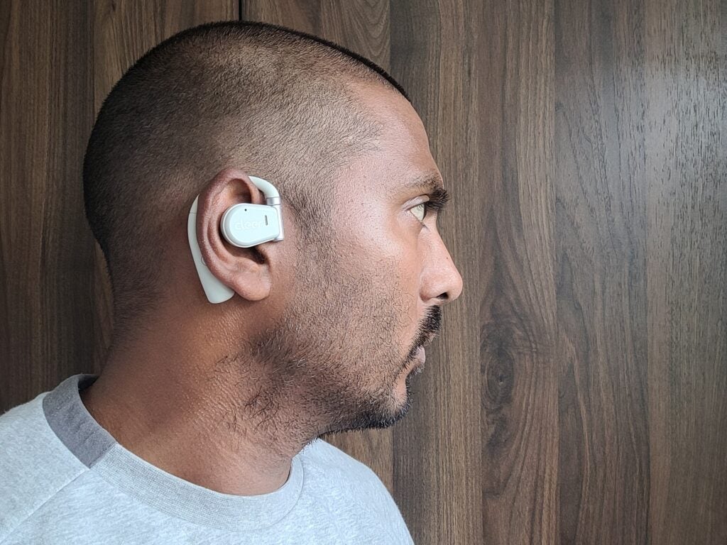 Cleer Arc porté par le critique
