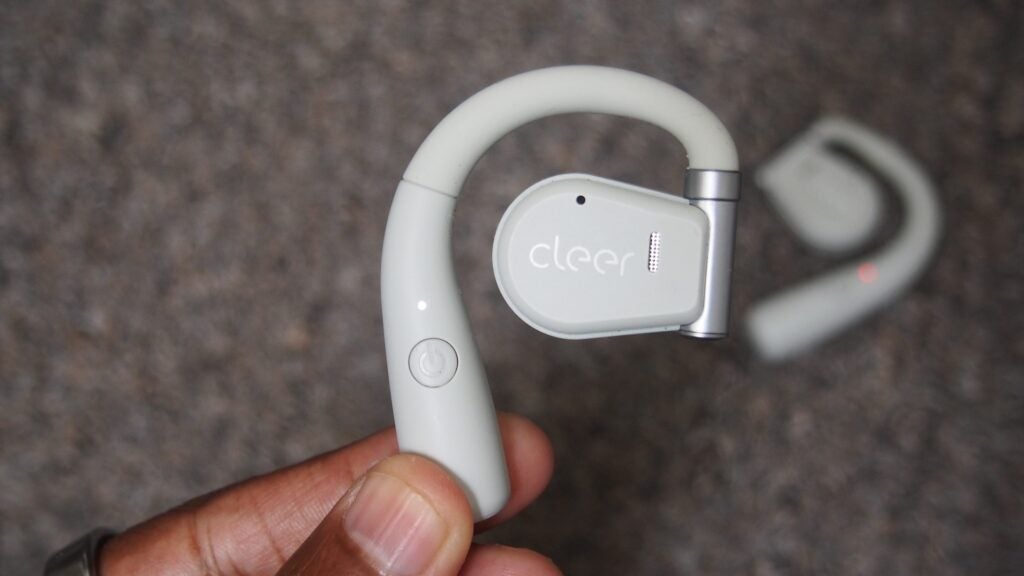 Cleer Arc tenu en main