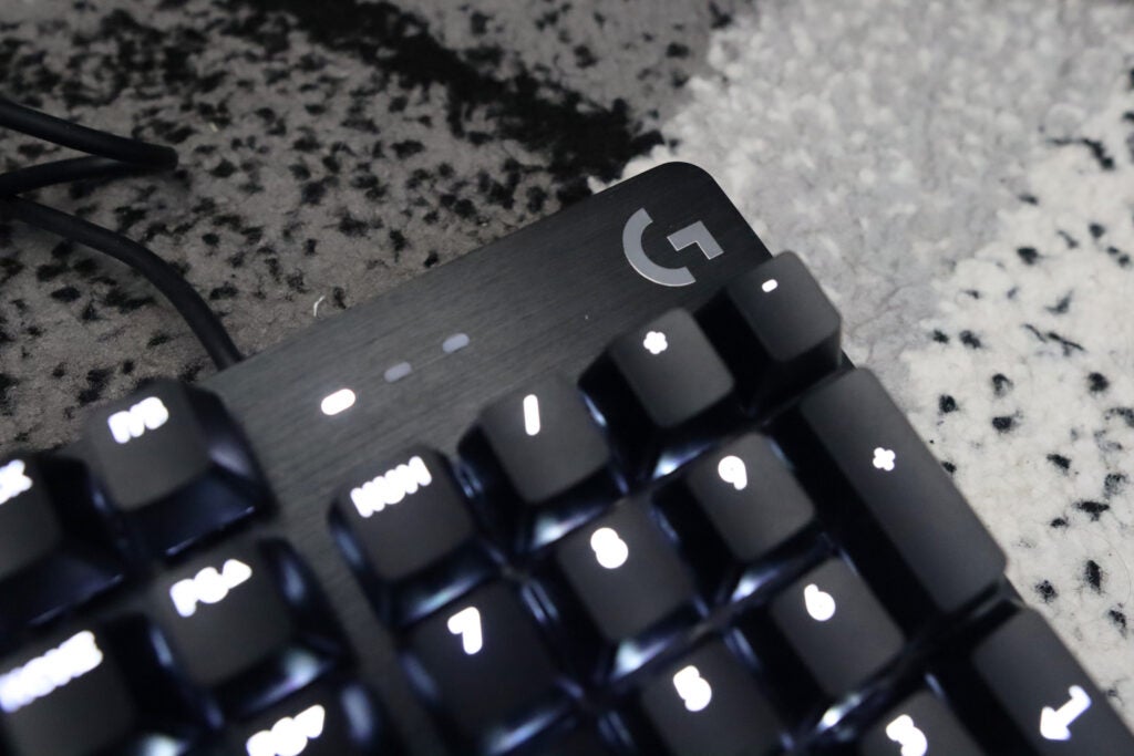 Le logo Logitech dans le coin supérieur droit du Logitech G413 SE