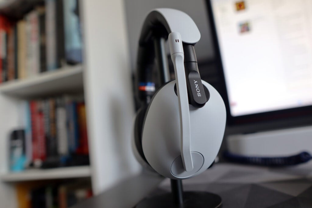 Le Sony InZone H7 sur pied
