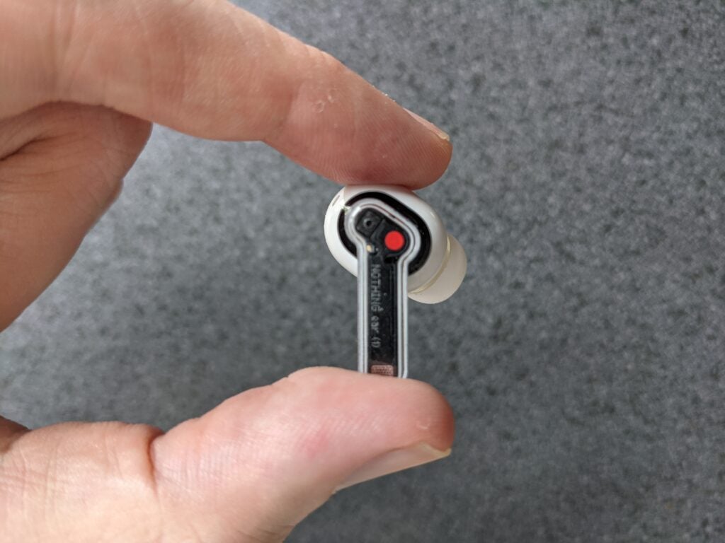 Rien à l'oreille 1 oreillette tenue en main