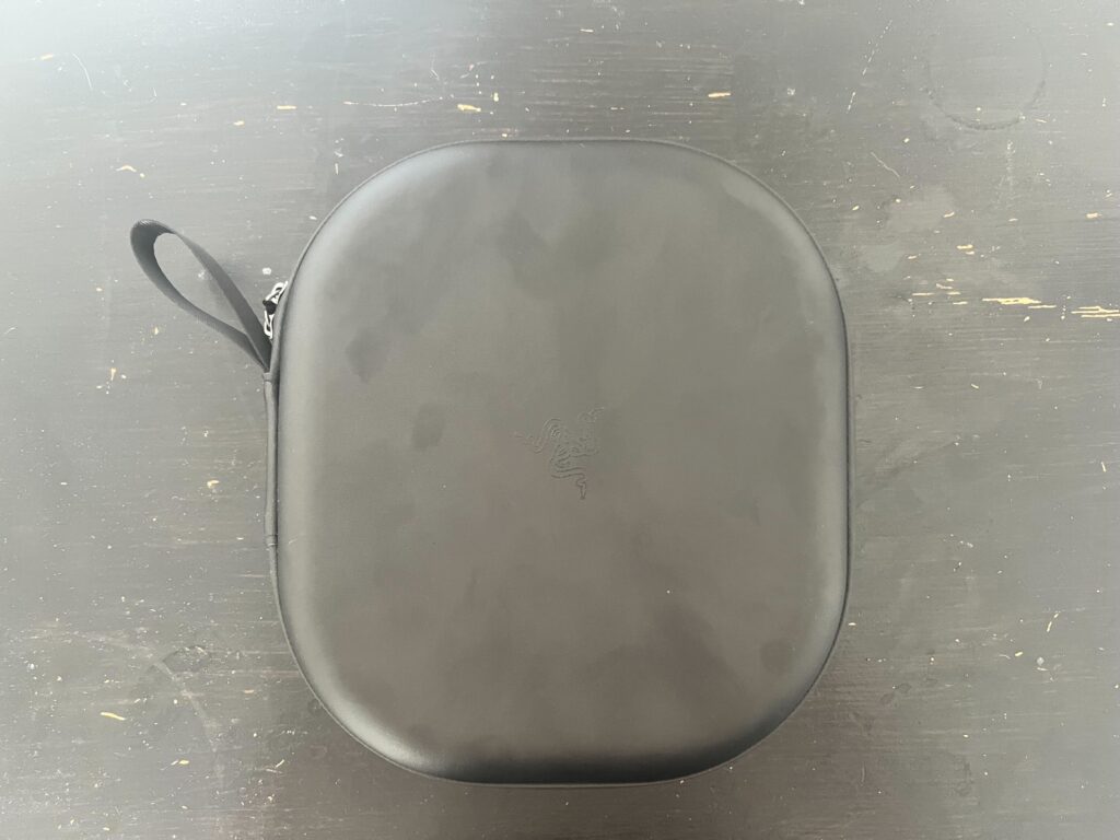 L'étui de transport Razer Barracuda Pro en noir