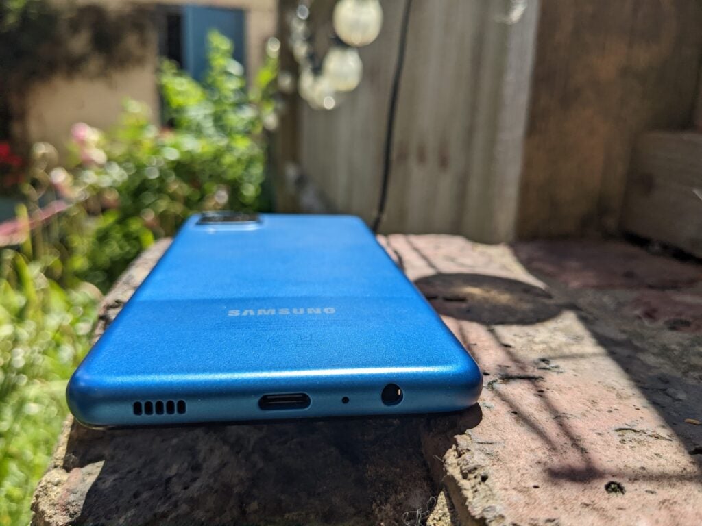 Samsung Galaxy A12 au sol, montrant le panneau arrière d'en bas