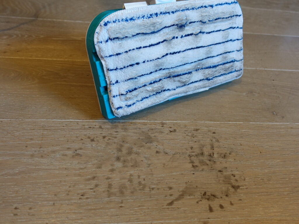 Nettoyeur vapeur Beldray après utilisation sur sol stratifié