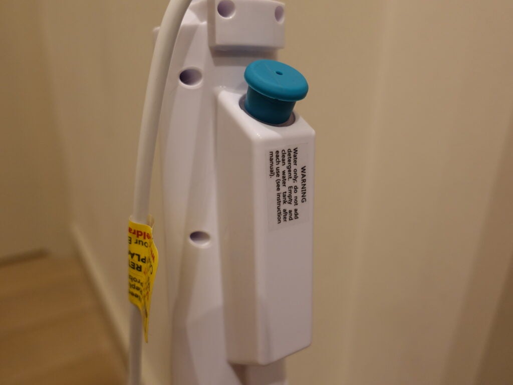 Réservoir d'eau sur le nettoyeur vapeur à détergent Beldray