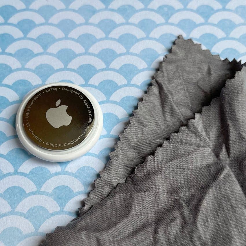 Utilisez un chiffon sec non pelucheux pour essuyer délicatement toute trace d'eau sur la surface de l'AirTag.