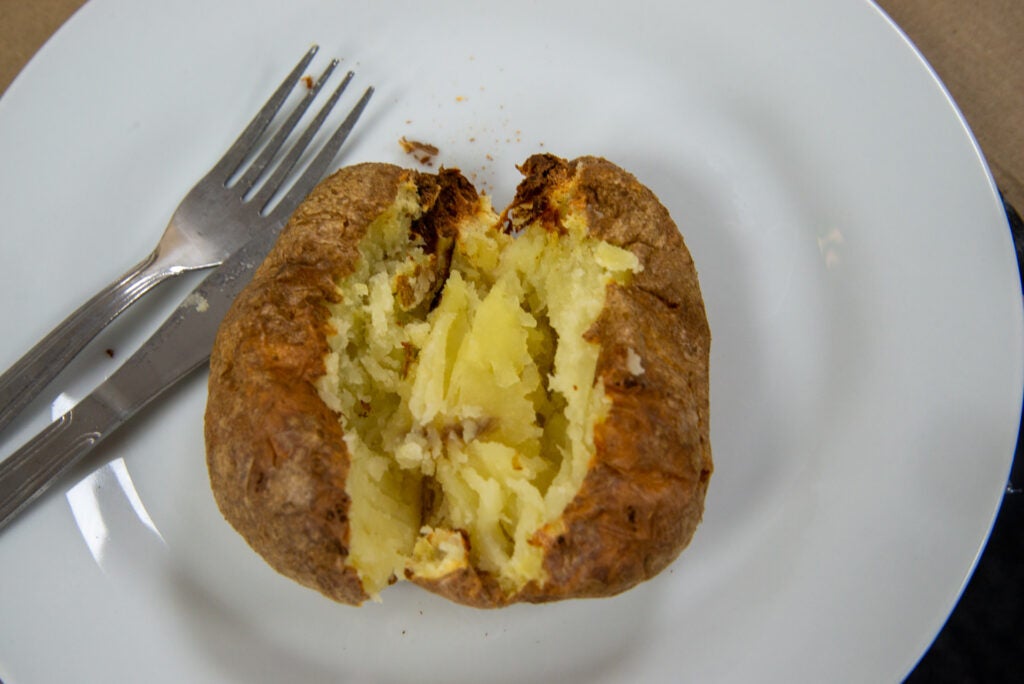 Pomme de terre au four AEG KMK968000M