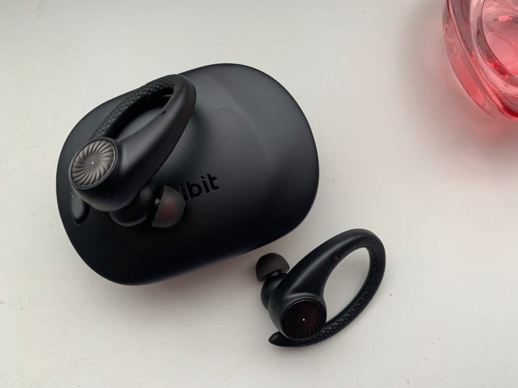 Tribit MoveBuds H1 sur le dessus du boîtier