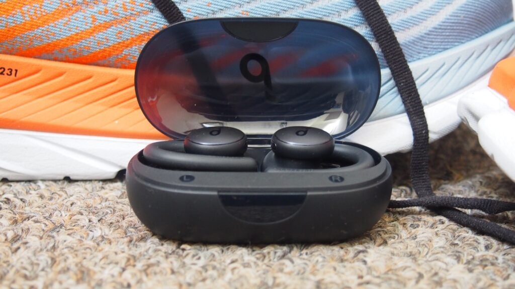 Soundcore X10 Sport dans un boîtier de charge