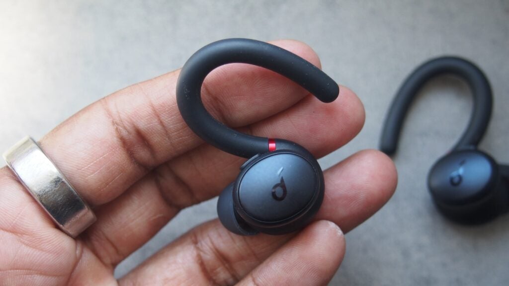 Soundcore X10 Sport tenu en main