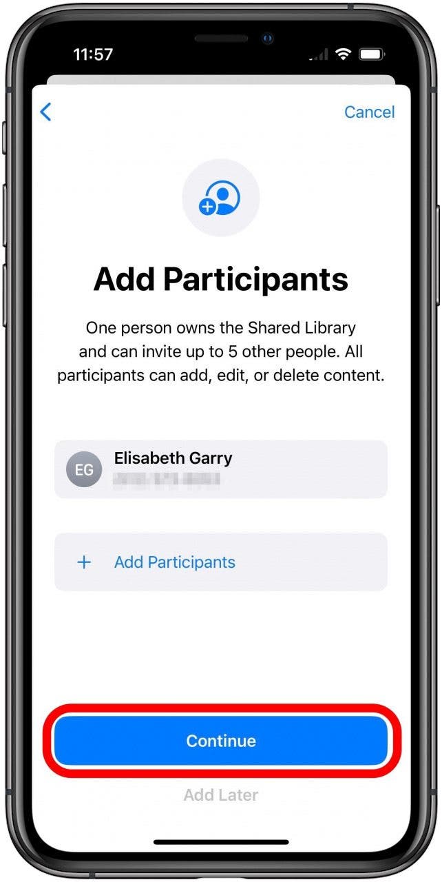 Écran d'ajout de participants de la bibliothèque de photos partagées avec un participant ajouté et le bouton Continuer marqué.