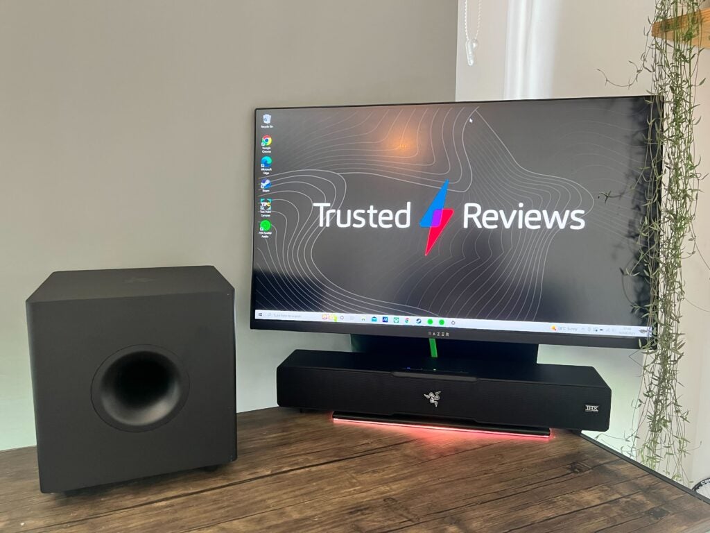 La barre de son et le subwoofer Razer Leviathan V2 connectés à un moniteur