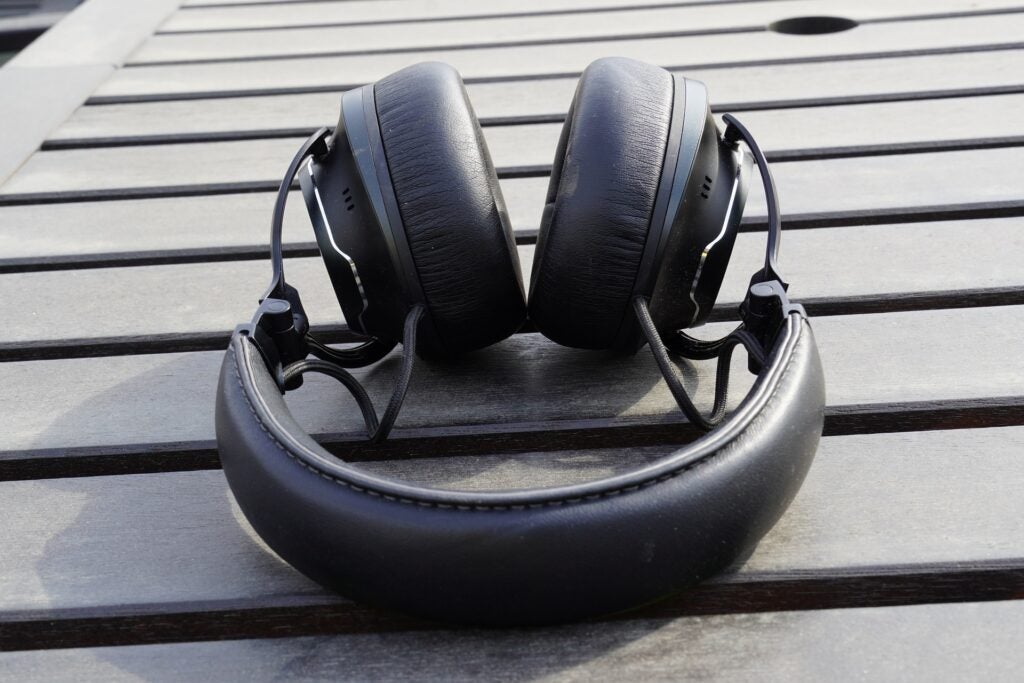 JBL Club One posé sur table