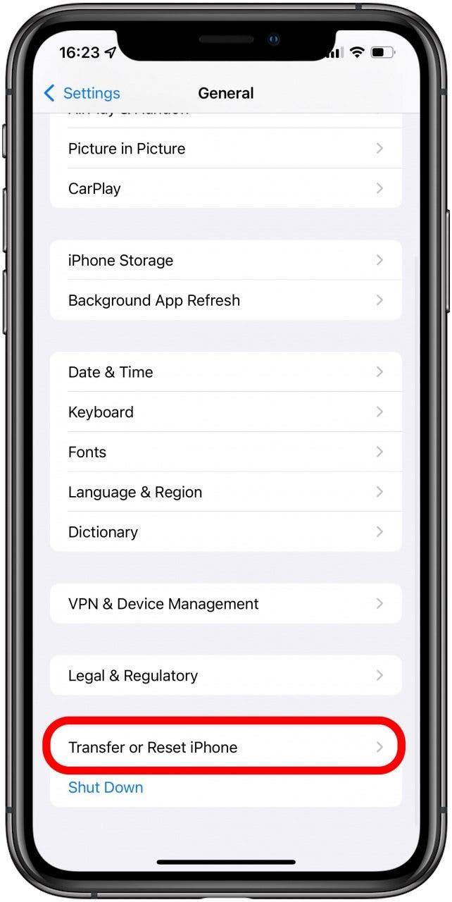 Faites défiler vers le bas et sélectionnez Transférer ou Réinitialiser l'iPhone