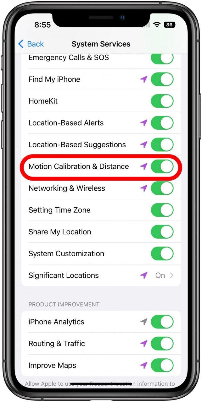 Écran des services système pour les paramètres des services de localisation avec la bascule Motion Callibration & Distance marquée.