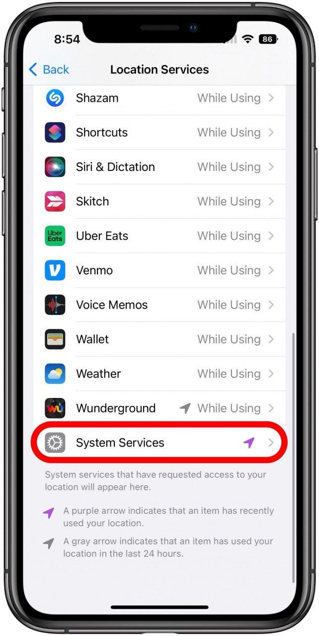 Écran Paramètres des services de localisation avec l'option Services système cochée.