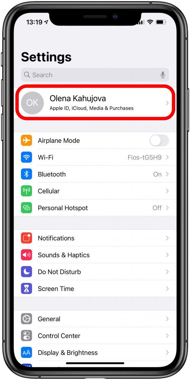 Appuyez sur votre nom dans les paramètres de votre iPhone pour sauvegarder