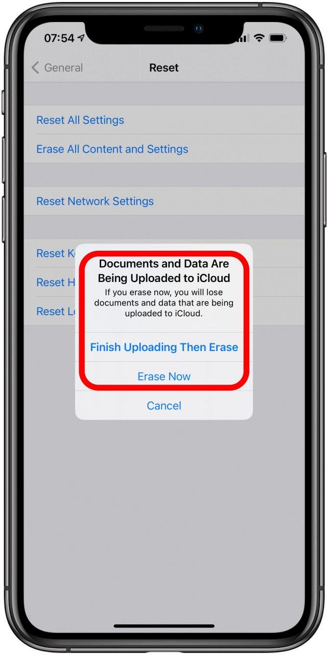 Si vous avez des données à télécharger sur iCloud, vous serez invité à terminer le téléchargement puis à effacer.