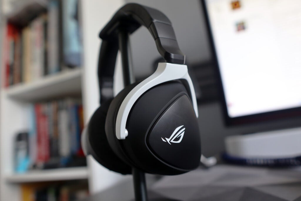 L'Asus ROG Delta S Wireless sur pied