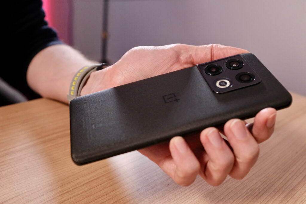 Tenir le OnePlus 10 Pro en main