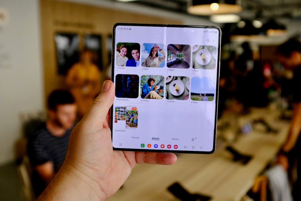 Samsung Galaxy Z Fold 4 vs Samsung Galaxy Z Flip