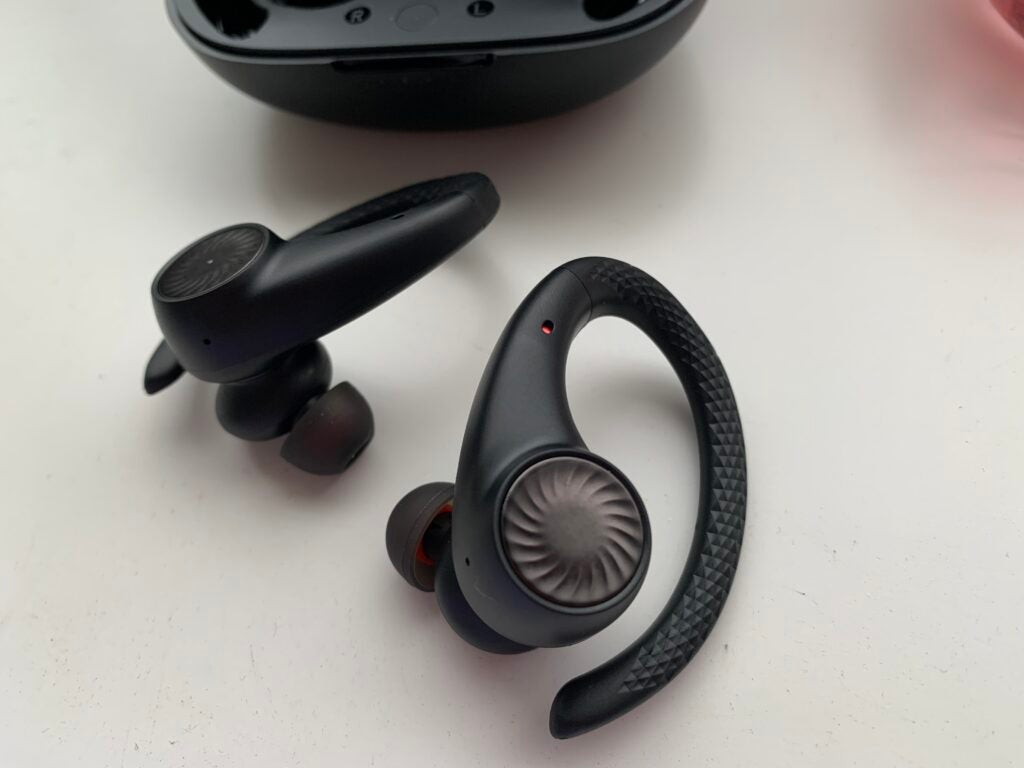 Tribit MoveBuds H1 les deux écouteurs