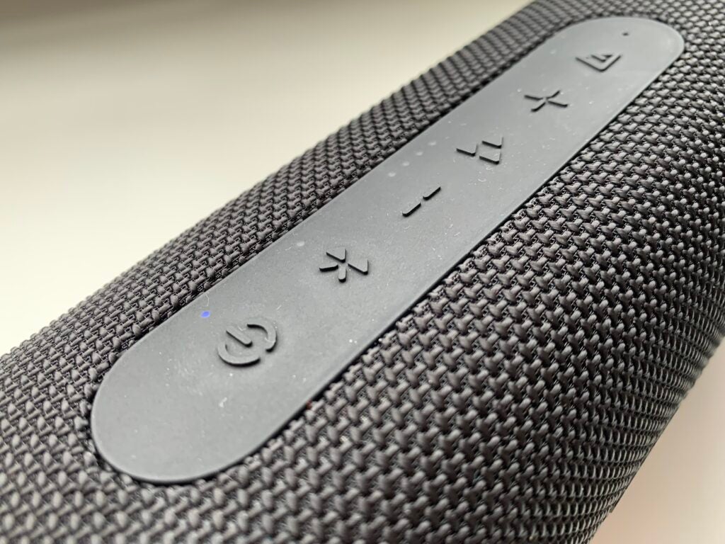 Les boutons de l'EarFun Uboom L