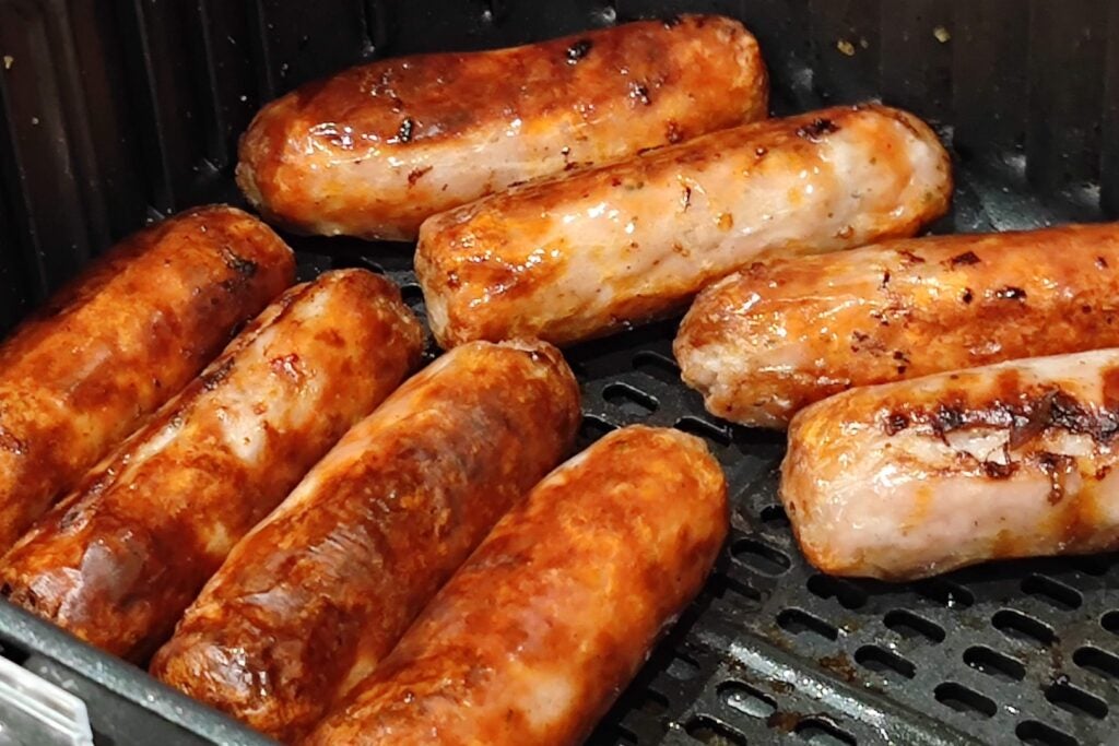 Saucisses cuites dans la friteuse Cosori Air