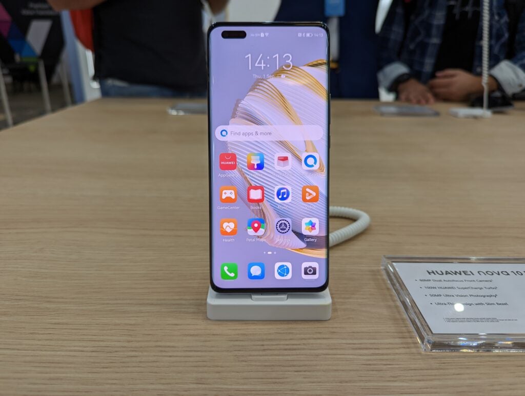 Huawei Nova 10 Pro debout