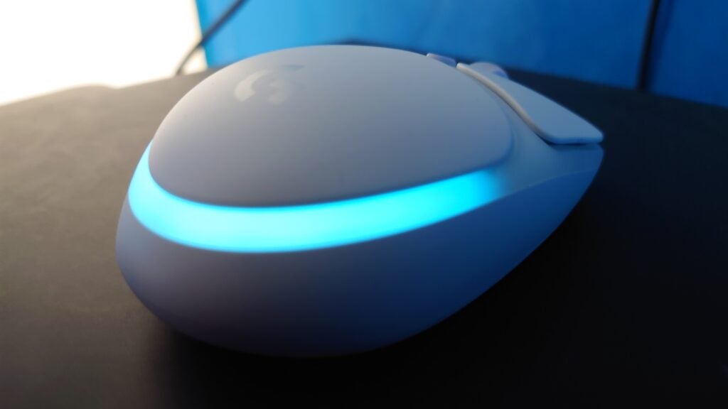 La barre lumineuse sous le logo Logitech.
