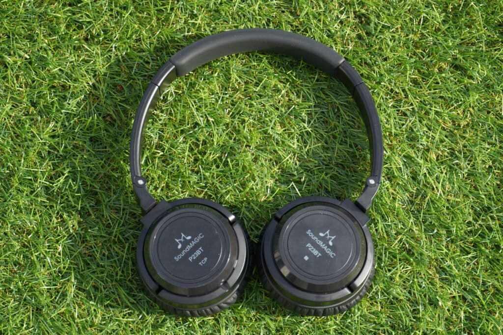 SoundMagic P23BT sur l'herbe
