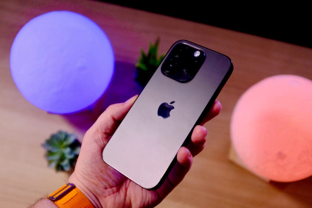 iPhone 14 Pro tenu en main montrant le dos