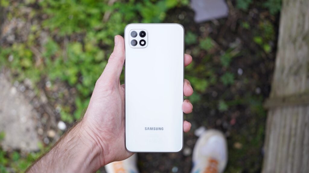 Le Galaxy A22 5G a un design simple mais élégant