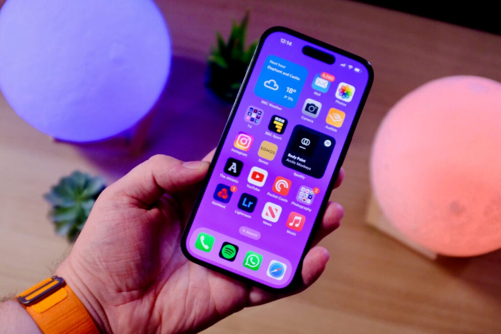 iPhone 14 Pro tenu en main