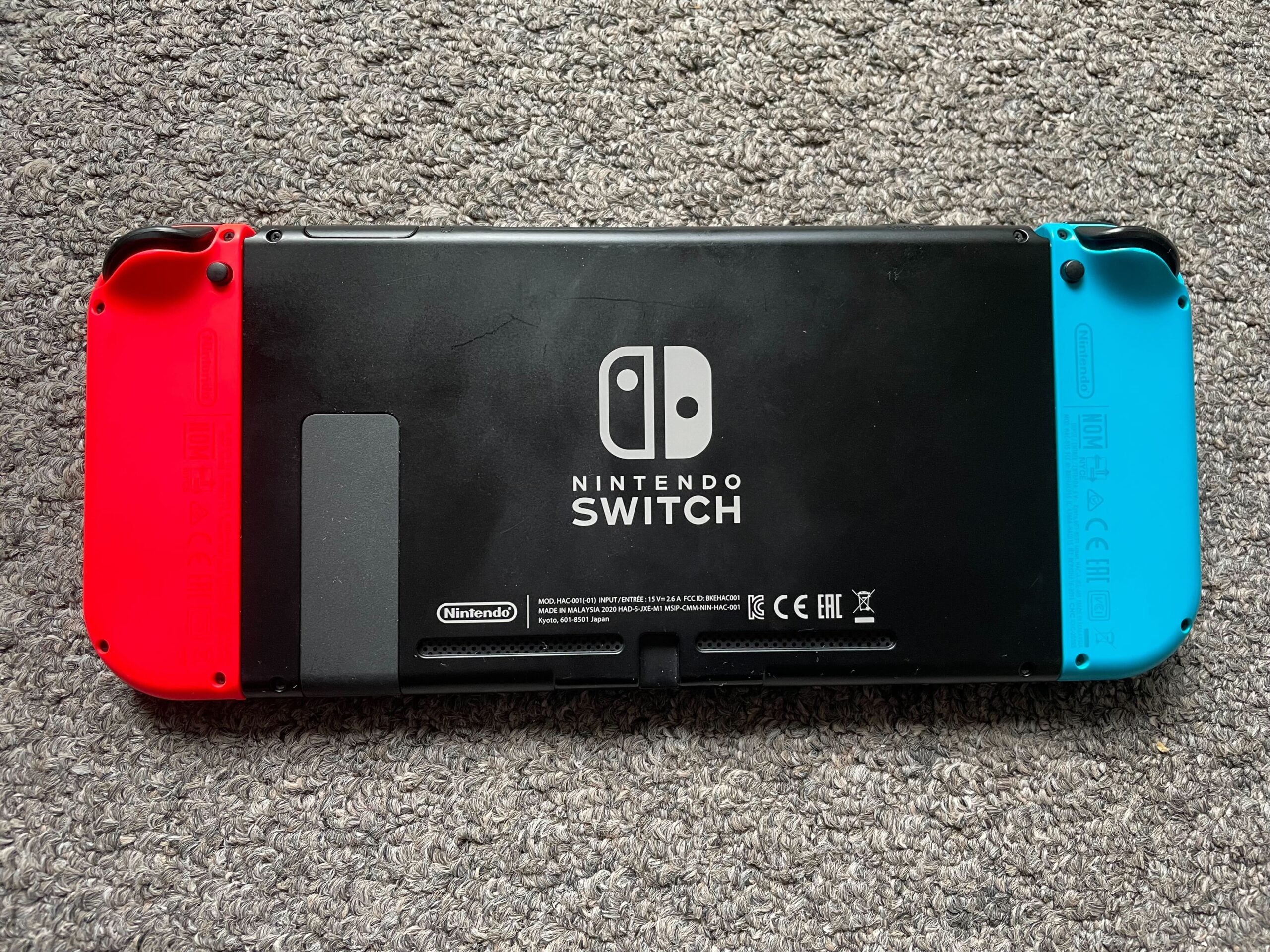 Comment inserer une carte SD dans une Nintendo Switch