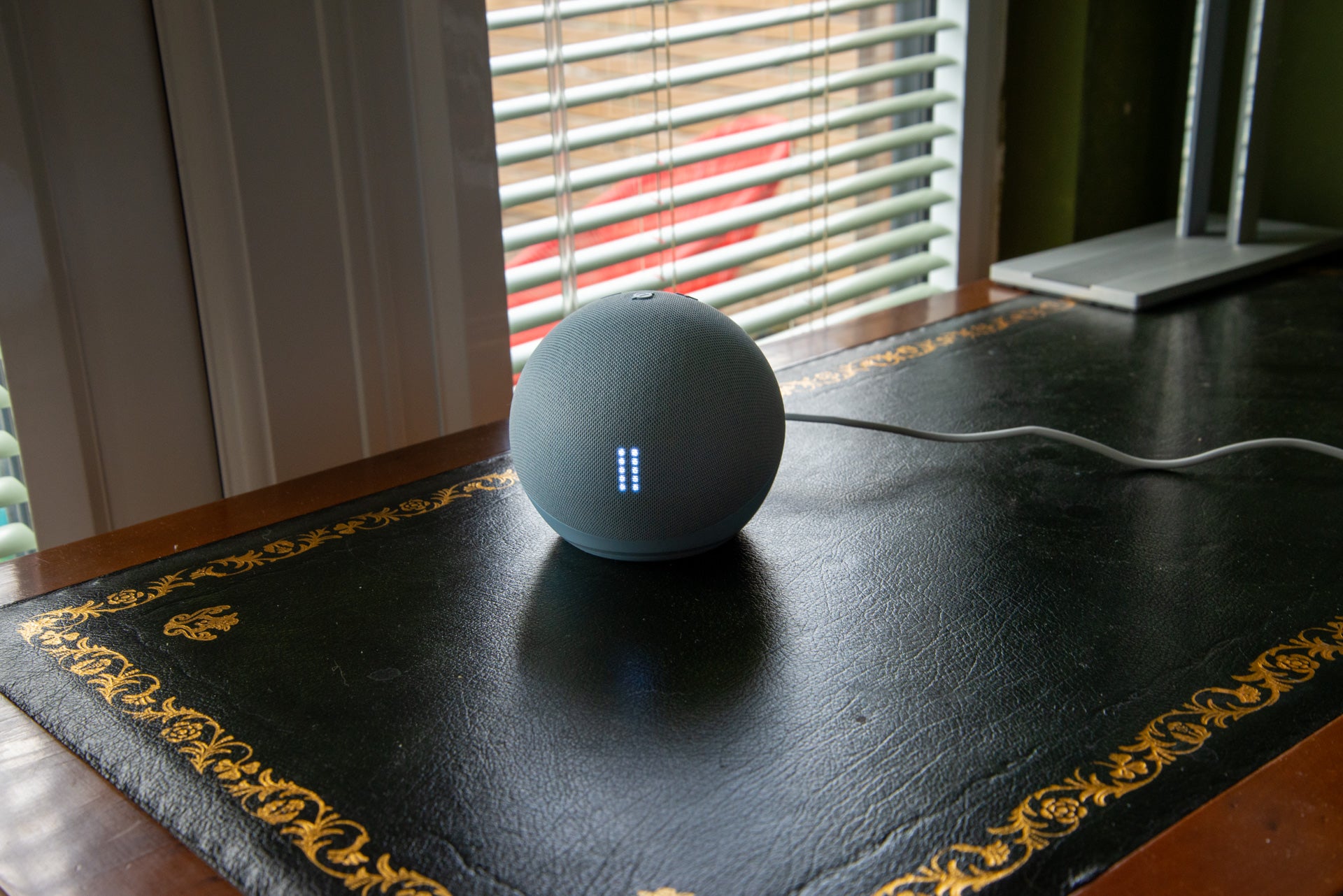 Amazon Echo Dot avec musique Clock (5e génération) en pause