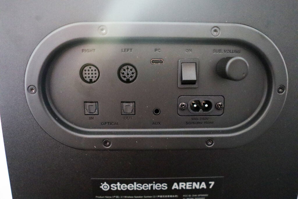 L'arrière de la SteelSeries Arena 7