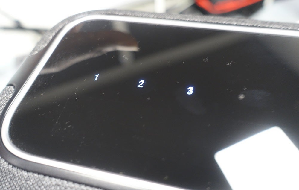Image en gros plan de la vue latérale supérieure de l'enceinte Denon Home 25