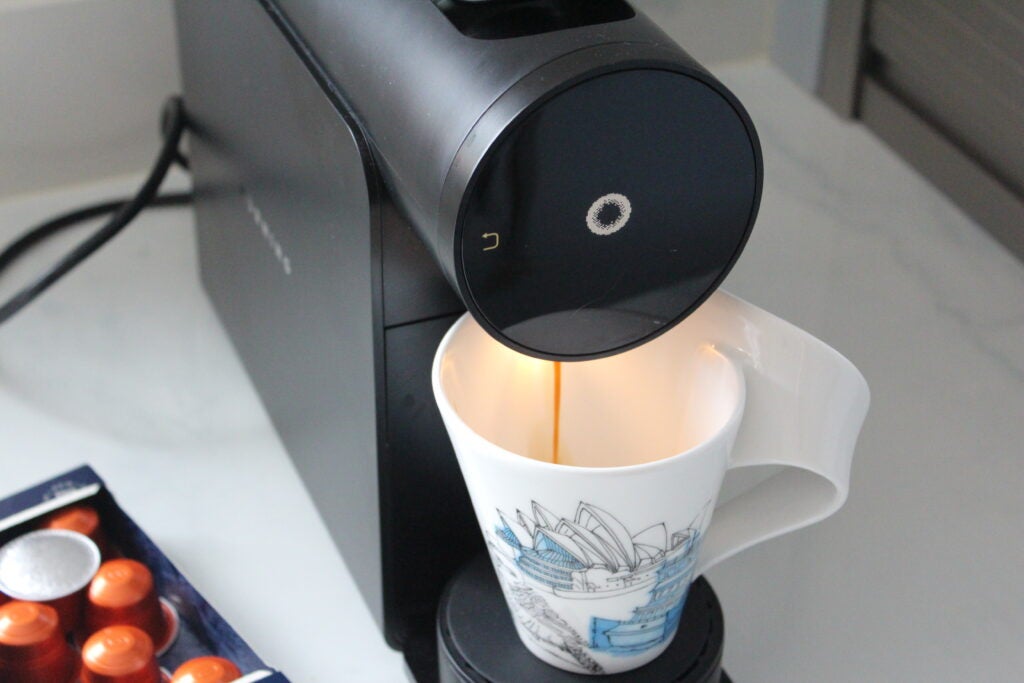 La cafetière Morning Machine remplissant une tasse