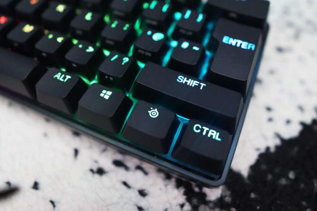 Gros plan en bas à droite du clavier éclairé Apex Pro Mini Wireless