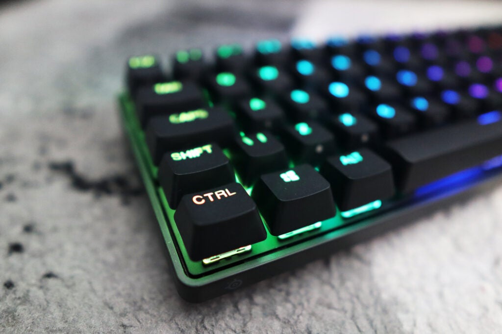 Gros plan sur le coin inférieur gauche du clavier éclairé Apex Pro Mini Wireless