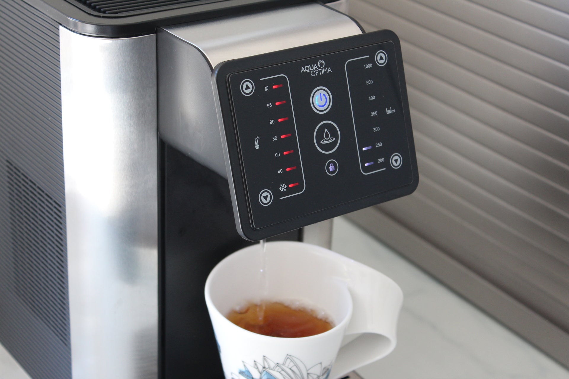 Distributeur d'eau filtrée instantanée chaude et froide Aurora distribuant de l'eau chaude