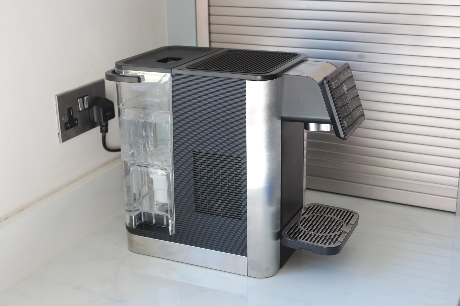 Vue latérale du distributeur d'eau filtrée chaude et froide instantanée Aurora