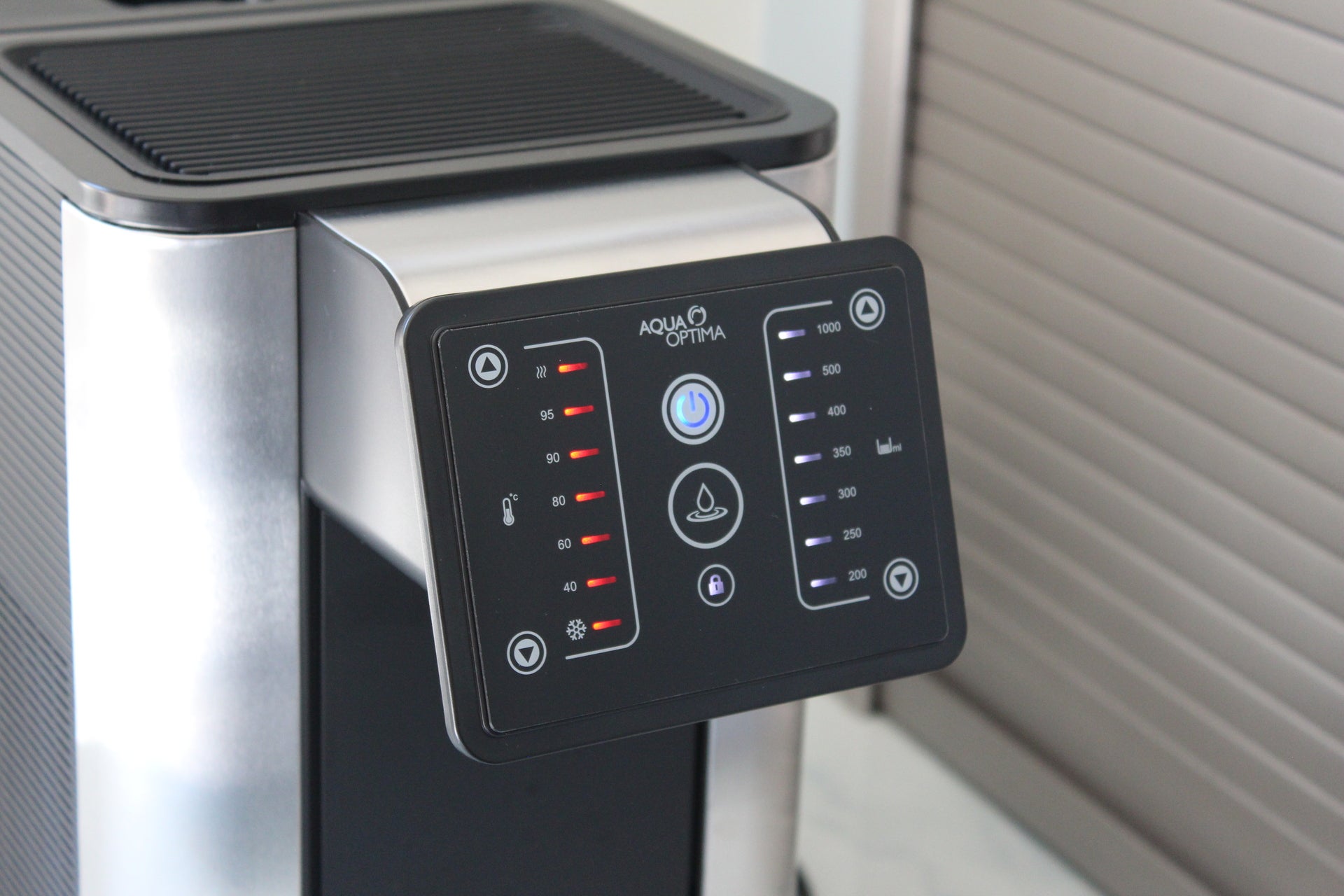 Distributeur d'eau filtrée chaude et froide instantanée Aurora eau chaude sélectionnée